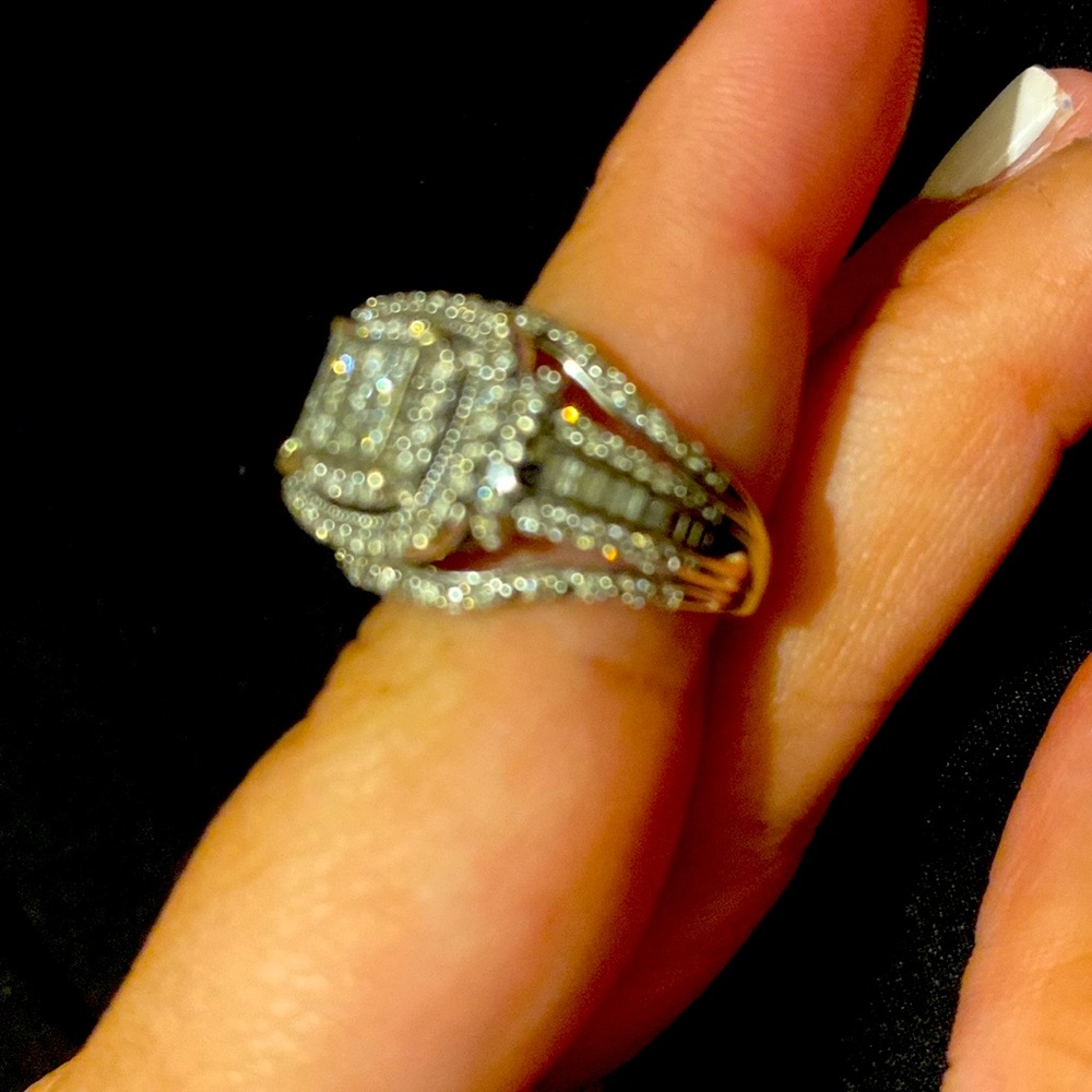 Beautiful white gold diamond ring size 7 10k